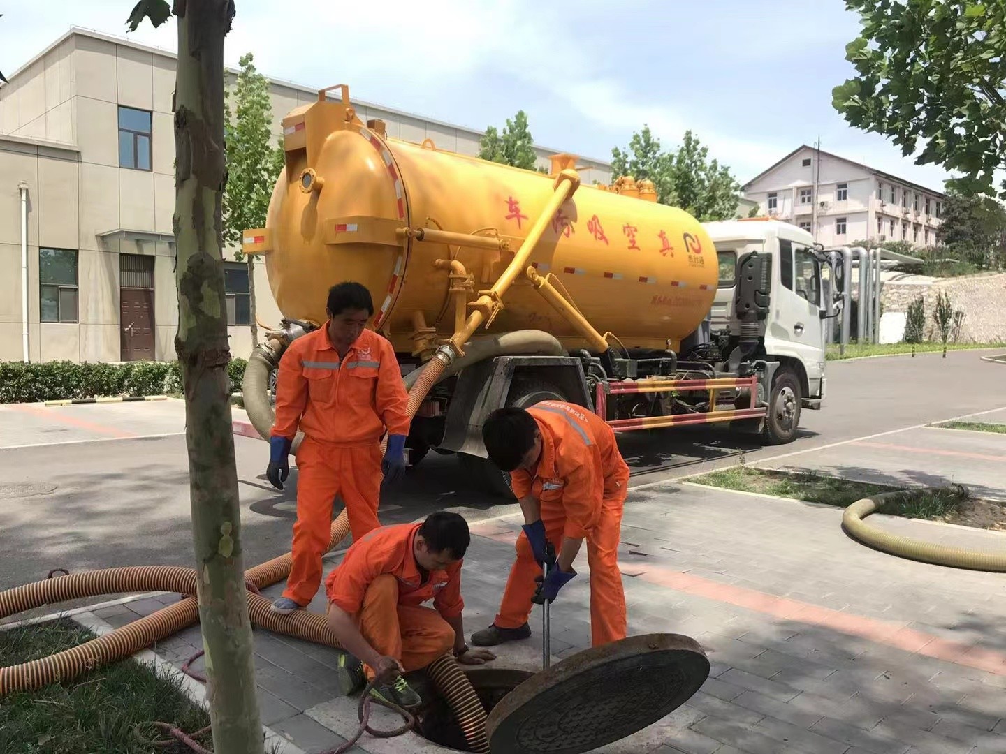 伽师管道疏通车停在窨井附近