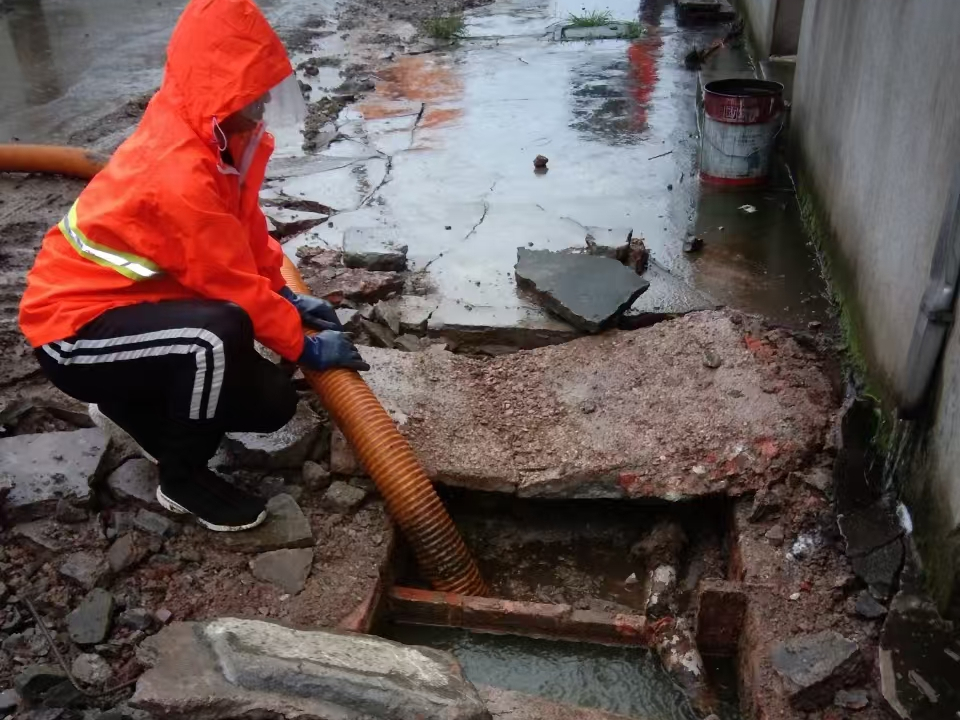 伽师专业清理污水池 炜誉市政以规范流程守护城市 “肠道”